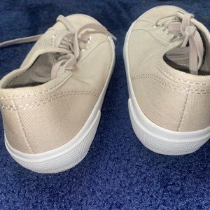 Old navy flat tie up shoes size 7 cream